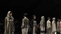 Koleksi indah Itang Yunasz dalam Jakarta Fashion Week 2017.