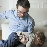 Coba tengok apa yang dilakukan oleh pria ini ketika putri tercintanya sudah melakukan sebuah kesalahan. 
