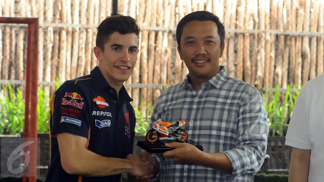20160213-Dua Pembalap MotoGP Repsol Honda Dapat Batik dari Menpora-Jakarta