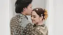 Belum lagi tatanan rambutnya yang digelung, bak pengantin Bali. Tak heran Mahalini diamini netizen telah pancarkan aura pengantin sejak awal. Foto: Instagram.