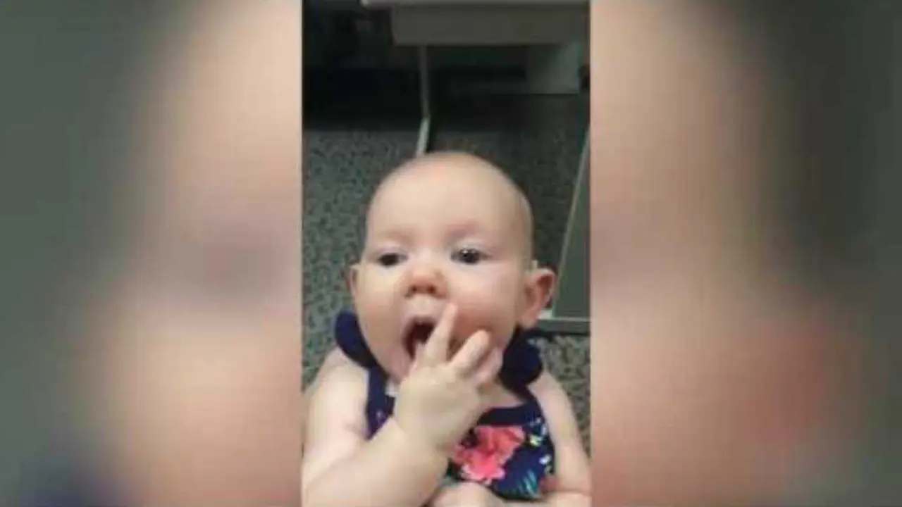 Momen Mengharukan Bayi Dengar Suara Ibu Pertama Kalinya