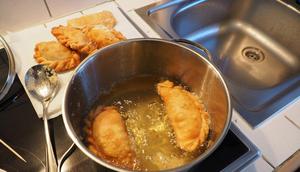 Ilustrasi memasak makanan dengan minyak goreng yang harganya semakin mahal. /pixabay.com Hans