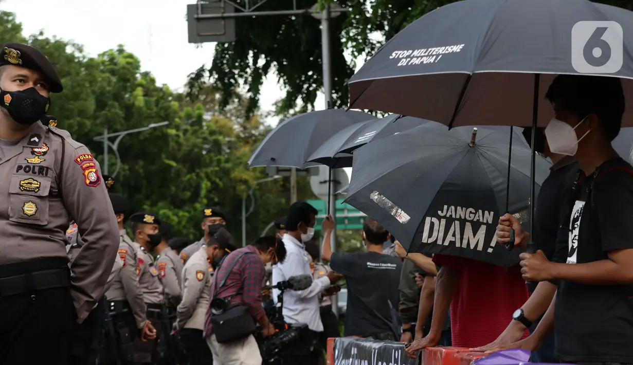 Aktivis dan keluarga serta korban pelanggaran HAM masa lalu melakukan Aksi Kamisan di depan Istana Negara, Kamis (25/11/2021). Sudah 706 kali, para korban dan keluarga menuntut tanggung jawab negara dalam menuntaskan kasus pelanggaran HAM berat di Indonesia. (Liputan6.com/Helmi Fithriansyah)