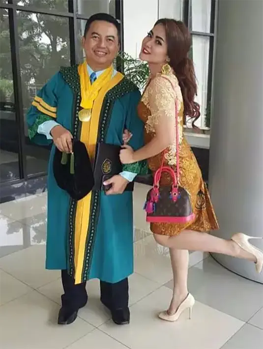Penampilan Vega Darwanti saat mendampingi suami wisuda S2.  Host dibeberapa acara itu memilih setelan kebaya pas badan dan memadukan dengan kain batik sebagai rok. [Instagram/@vegadarwanti123]