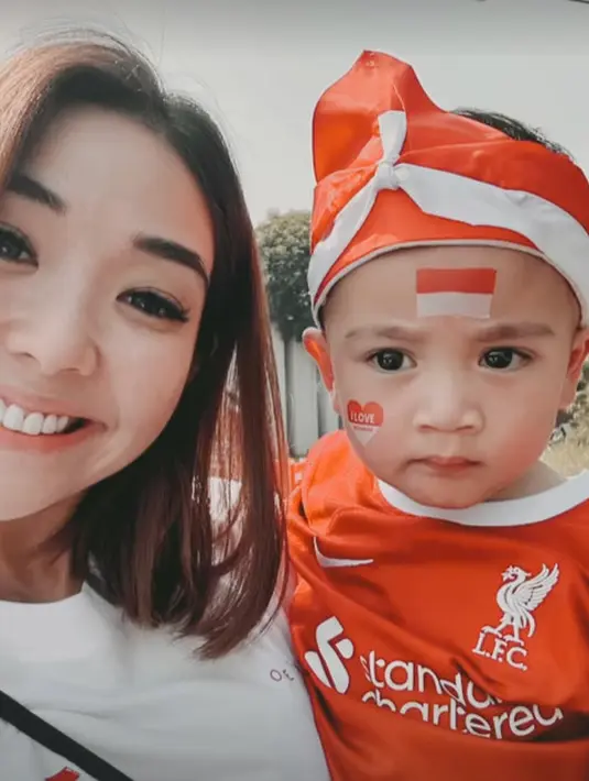 Dengan wajah pasrah, Cipung ikut selebrasi HUT ke-78 RI t-shirt merah dan celana pendek khaki. Wajahnya pun ditempeli stiker Merah Putih dan ikat kepala [@gisel_la]