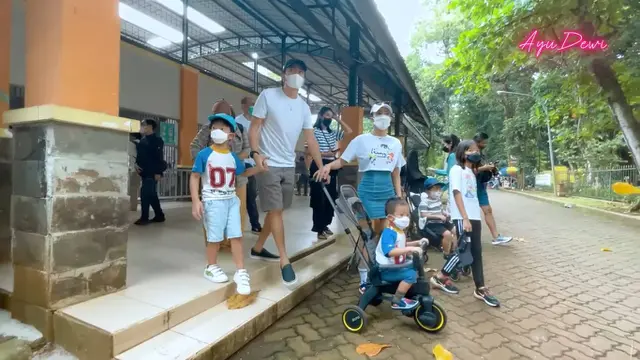 7 Potret Kompak Ayu Dewi Bersama Suami Ajak Buah Hati Main Ke Kebun Binatang