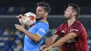 Pemain depan Napoli Dries Mertens (kiri) mengontrol bola di depan bek Legia Warszawa Mateusz Wieteska pada lanjutan pekan ketiga fase Grup C Liga Europa di Stadion Diego Armando Maradona, Jumat (22/10/2021) dini hari WIB. Napoli sukses melibas Legia Warsawa dengan skor 3-0. (Tiziana FABI / AFP)