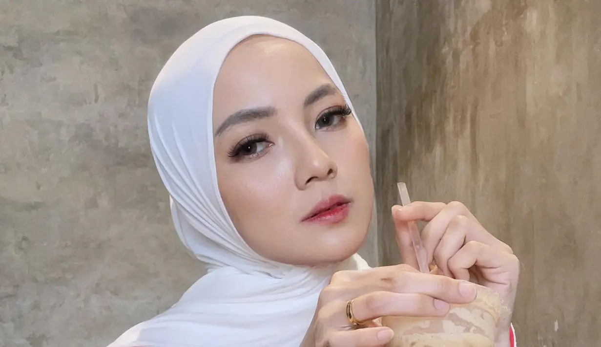 Potret Nessa Salvyana pakai busana merah putih ketika rayakan Hari Kemerdekaan RI. Dengan polesan makeup flawless, pesona istri Aditya Suryo ini semakin terpancar. Ramai dipuji netizen, Nessa sempatkan untuk membalas komentar tersebut. Meski baru belajar berhijab, namun gaya hijab Nessa ini bisa menjadi inspirasi untuk para pengikut setianya di Instagram. (Liputan6.com/IG/nessasalvyana88)