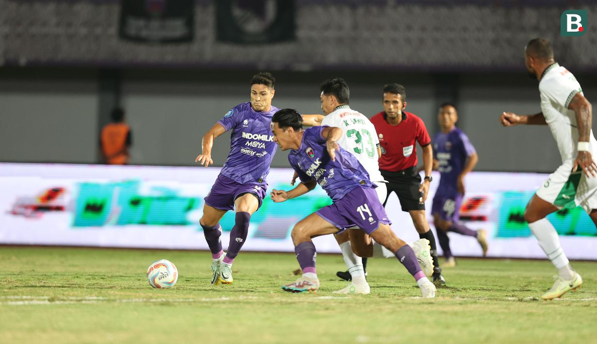 <p>Pemain Persita Tangerang, Ramiro Fergonzi (kiri) berusaha melepaskan tendangan saat menghadapi PSS Sleman pada laga pekan ke-9 BRI Liga 1 2023/2024 di Stadion Indomilk Arena, Tangerang, Jumat (18/8/2023). (Bola.com/Abdul Aziz)</p>