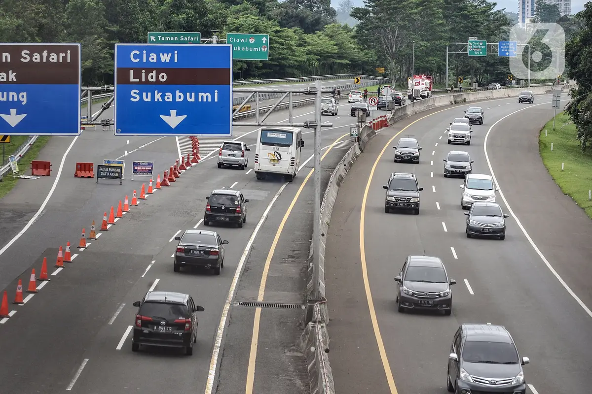 FOTO: Puncak Arus Balik Via Tol Tembus 137 Ribu Kendaraan