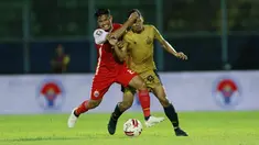 Pemain Persija Jakarta, Sandi Sute (kiri) berebut bola dengan pemain Bhayangkara Solo FC, TM Ichsan, pada laga Piala Menpora 2021 di Stadion Kanjuruhan, Malang, Rabu (31/3/2021). (Bola.com/M Iqbal Ichsan)