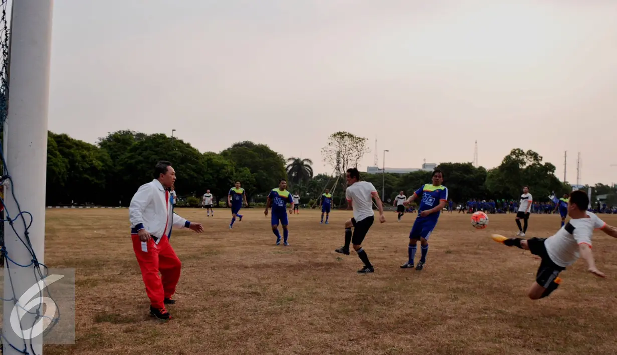 Zulkifli Hasan (kiri) menjadi penjaga gawang dalam pertandingan persahabatan antara Tim Fraksi PAN DPR dan Tim Selebritis dalam rangka memeriahkan HUT PAN ke-17, Jakarta, Sabtu (22/8/2015). (Liputan6.com/Andrian M Tunay)