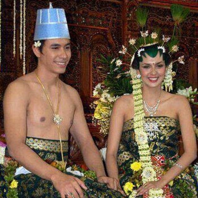 Darius Sinathrya Pindah Agama