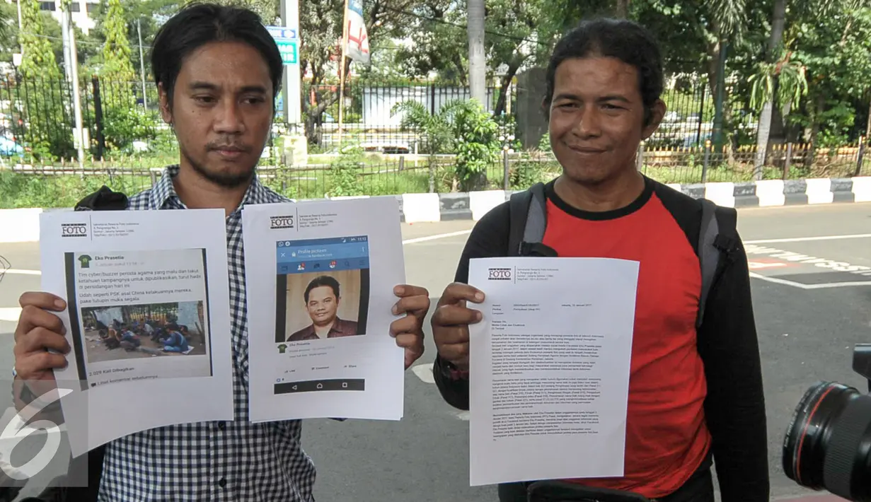 Berkas-berkas ditunjukan Pewarta Foto Indonesia (PFI) saat melaporkan Akun facebook yang mengatasnamakan Eko Presetia di Polda Metro, Jakarta, Rabu (11/1). (Liputan6.com/Yoppy Renato)