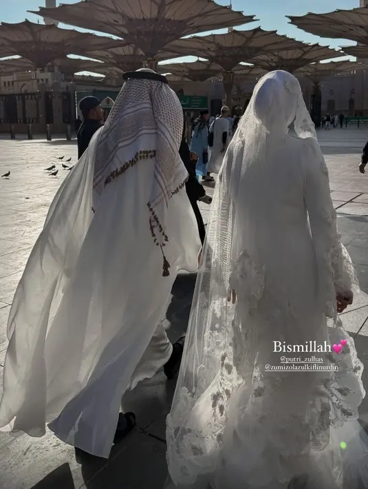 Gaun pengantin yang dikenakan Putri Zulhas di pernikahannya di Madinah memiliki desain yang anggun dan elegan. Gaun tersebut didominasi warna putih bersih, melambangkan kesucian dan kesakralan momen pernikahan. (Liputan6.com/IG/@putri_zulhas)