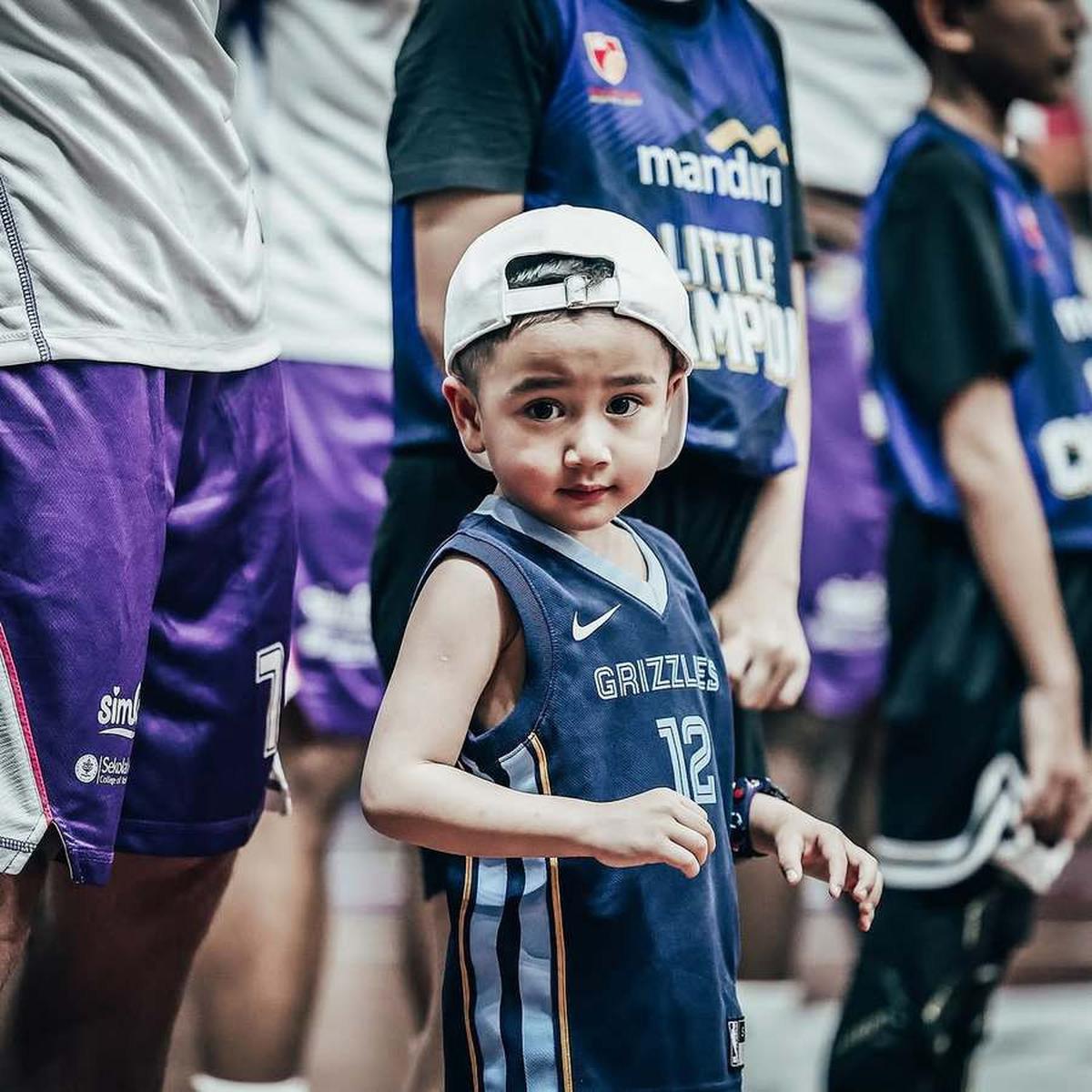 7 Potret Rayyanza Ikut Turun ke Lapangan IBL, Boss Cilik Rans Simba Bikin Gemas - Aura Sultannya Kenceng Banget