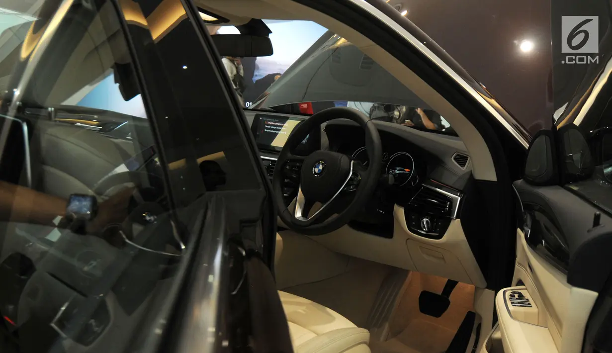 Interior dan panel dalam mobil BMW Seri 6 Gran Turismo (GT) tampak dari samping, Jakarta, Selasa (24/7). BMW Seri 6 Gran Turismo (GT) dan Seri 5 Touring dijual dengan jumlah terbatas di Indonesia. (Merdeka.com/Dwi Narwoko)