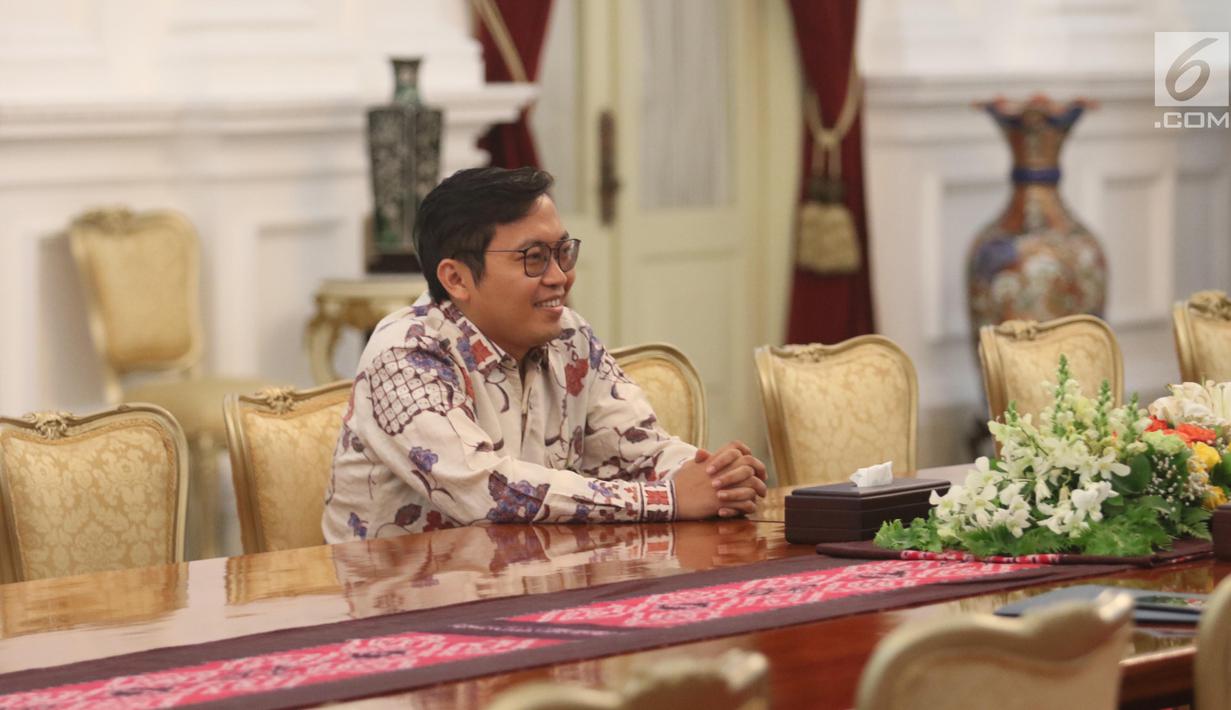 CEO Bukalapak, Achmad Zaky menemui Presiden Joko Widodo (Jokowi) di Istana Merdeka, Jakarta, Sabtu (16/2). Dalam pertemuan tertutup itu Jokowi menasehati CEO Bukalapak agar lebih hati-hati dalam menggunakan data di ruang publik (Liputan6.com/Angga Yuniar)