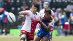 Indri Katerina Lahu gagal menghentikan laju pemain Jepang dalam babak penyisihan Rugby Seven Putri antara Indonesia vs Jepang pada Asian Games 2018 di GBK, Kamis (30/8/2018). (Bola.com/Peksi Cahyo)