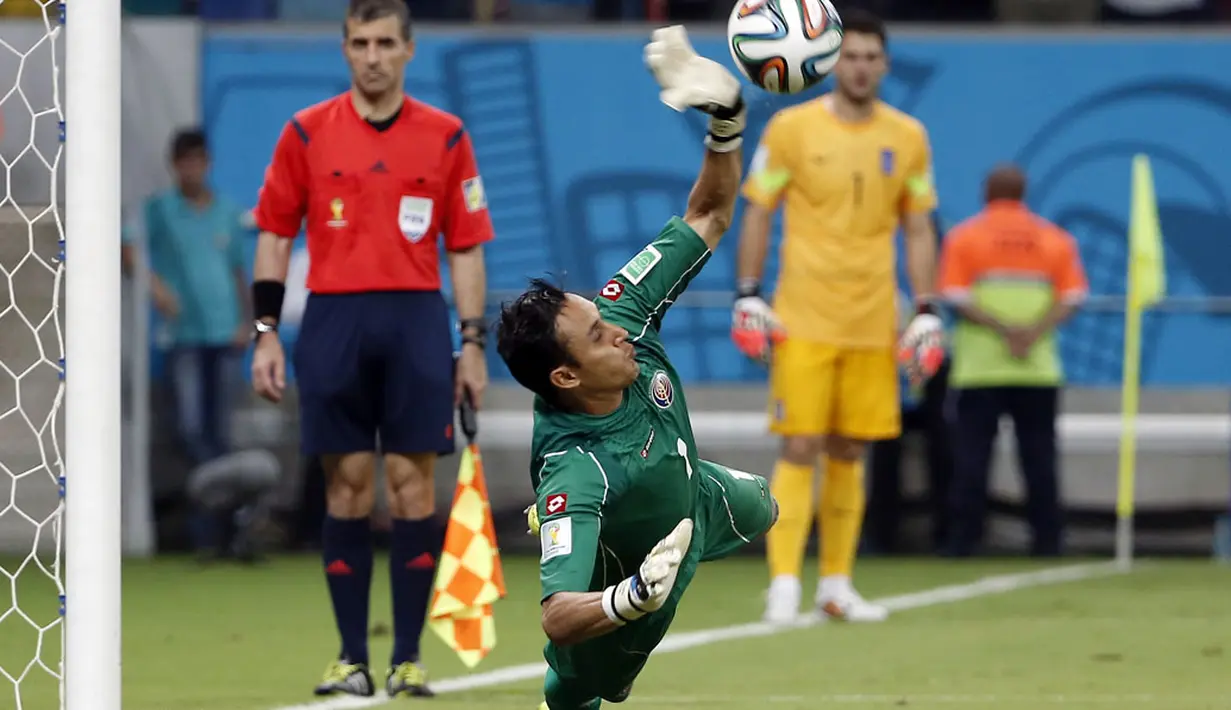 Aksi Keylor Navas (penjaga gawang Kosta Rika) saat menahan tendangan penalti pemain depan Yunani, Theofanis Gekas di 16 besar Piala Dunia 2014, (30/6/2014). (Winslow Townson-USA TODAY Sports). 