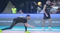 Pemain asing&nbsp;Jakarta Bhayangkara Presisi Leonardo Leyva Martinez dan&nbsp;Kyle Elton Russel saat menghadapi Surabaya Samator pada laga final four&nbsp;PLN Mobile Proliga 2025&nbsp;di GOR Jayabaya, Kediri, Kamis (17/4).&nbsp;(foto: PBVSI)