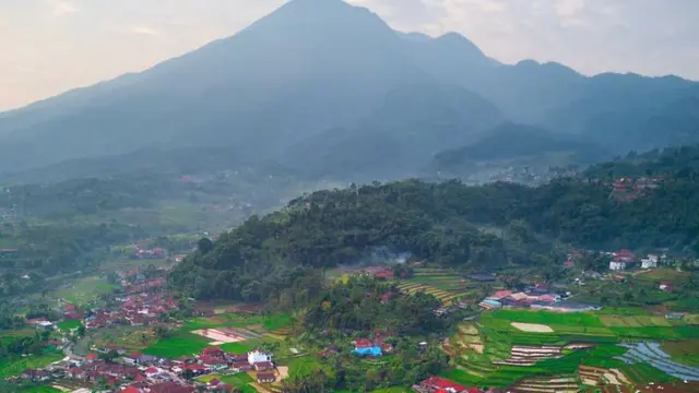 Pemandangan Gunung Bunder yang berlokasi di Bogor @indrasutantoo