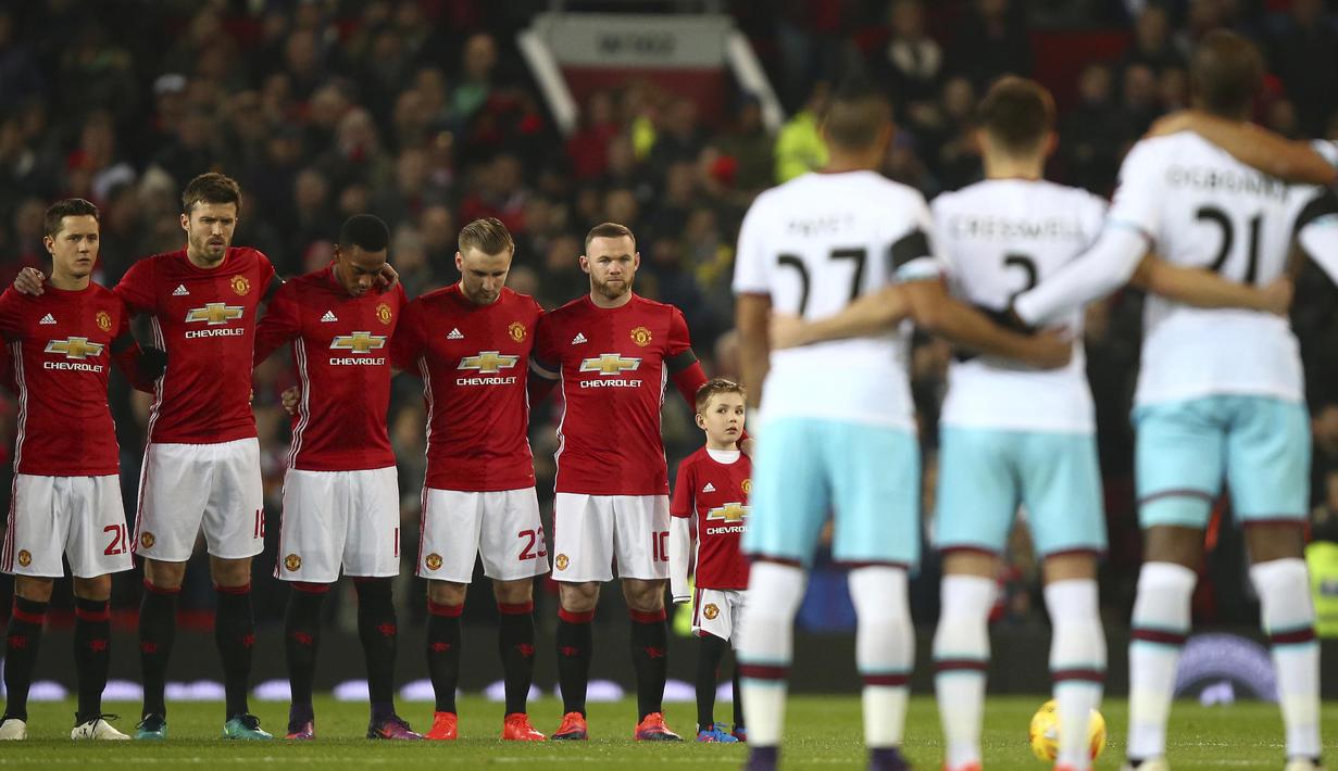 Para pemain Manchester United dan West Ham United mengheningkan cipta sebagai penghormatan kepada korban tim Chapecoense pada laga Piala Liga Inggris di Stadion Old Trafford, (30/11/2016). MU menang 4-1. (AP/Dave Thompson)