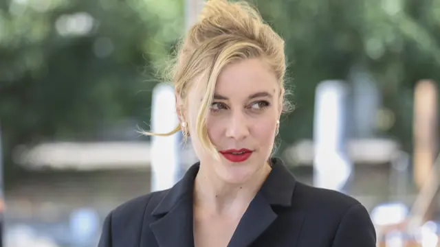 Pesona Greta Gerwig Tampil Cantik di Festival Film Venice 2022