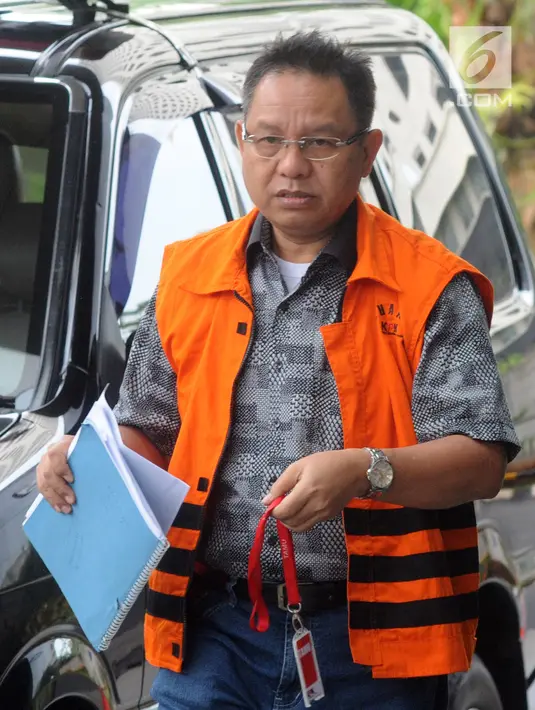 Mantan anggota DPRD Sumatera Utara Tahan Manahan Panggabean tiba di Gedung KPK, Jakarta, Senin (19/11). Tahan diperiksa  sebagai tersangka. (Merdeka.com/Dwi Narwoko)