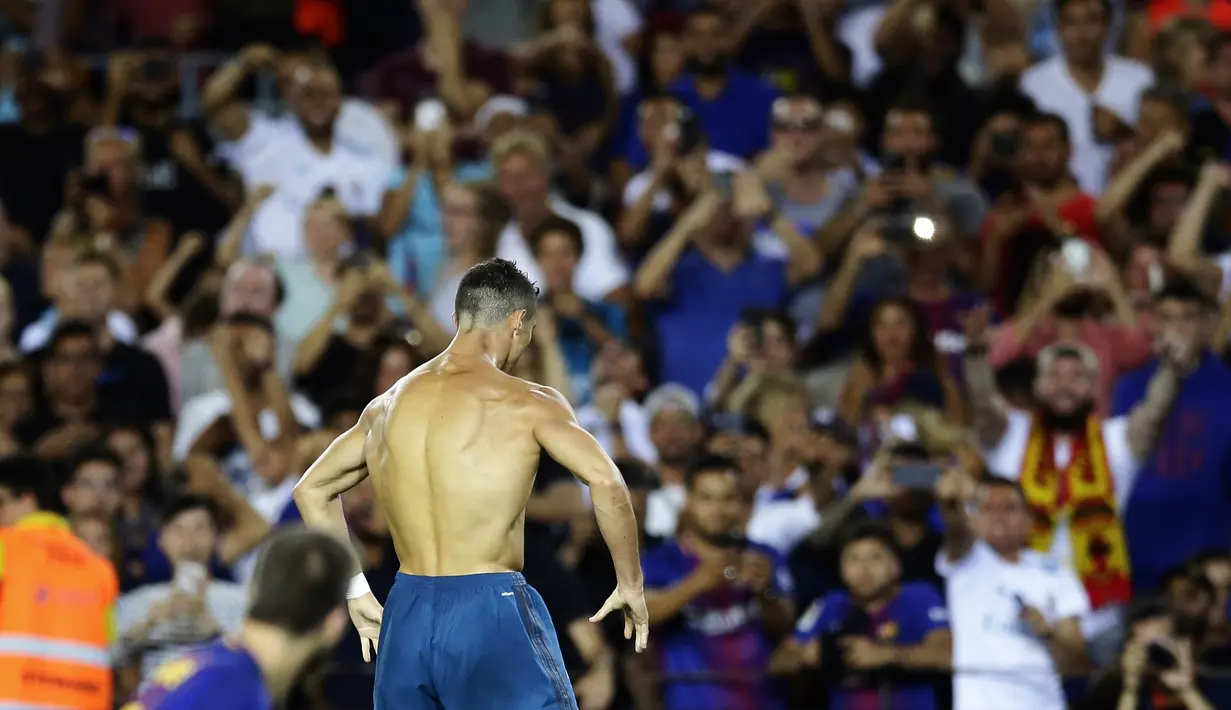 Aksi bintang Real Madrid, Cristiano Ronaldo melepas jersey usai mencetak gol ke gawang Barcelona pada laga Supercup Spanyol di Camp Nou stadium, Barcelona, (13/8/2017). (AP/Manu Fernandez)