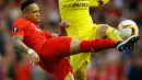 Bek Liverpool, Nathaniel Clyne (kiri) berebut bola dengan gelandang Villarreal, Denis Suarez pada leg kedua liga Europa di stadion Anfield, Liverpool, Inggris, (5/6). Liverpool menang atas Villarreal dengan skor 3-0. (Reuters/Phil Noble)