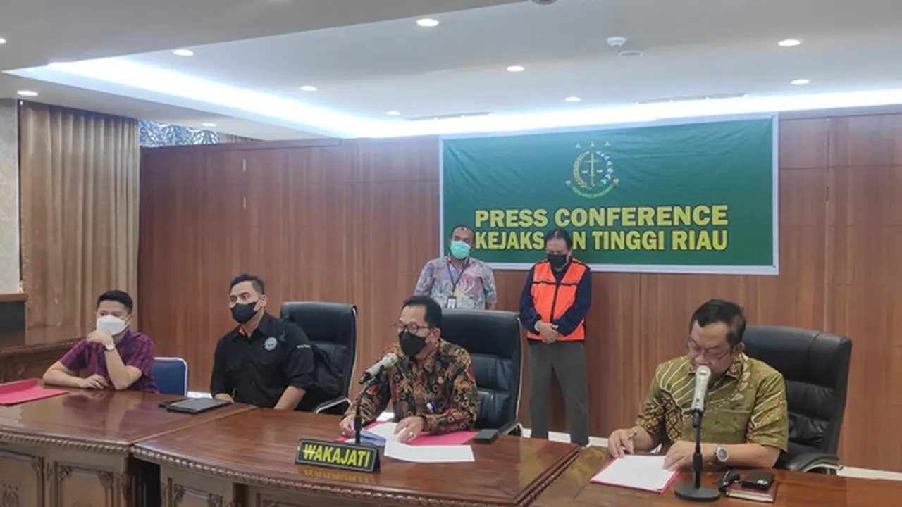 Konferensi pers penangkapan terpidana kredit fiktif Bank Riau Kepri oleh Kejati Riau.