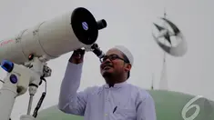 Santri di Masjid Jami Al-Musari'in Basmol mencoba melihat hilal di Kembangan Utara, Jakarta, Jumat (27/6/2014) (Liputan6.com/Faizal Fanani)