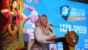 Ketum PP FPTI Yenny Wahid saat memberikan sambutan di Gala Lunch dan Opening Ceremony IFSC Climbing World Cup 2025 di Rumah Jabatan Gubernur Bali pada Kamis (1/5/2025). (Alit Binawan/Bola.com)