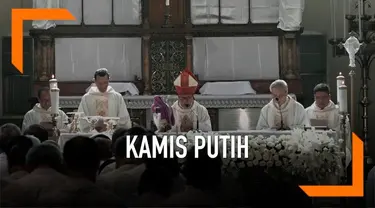 Umat Katolik di Indonesia hari ini memulai rangkaian pekan suci Paskah dengan ibadah Kamis Putih. Sejumlah warga melakukan ibadah di gereja Katedral Jakarta.