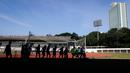 Sejumlah pemain Timnas Wanita Indonesia memindahkan gawang seusai latihan persiapan Piala Asia Wanita 2022 di Stadion Madya, Jakarta, Jumat (07/01/2021). (Bola.com/Bagaskara Lazuardi)
