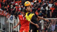 Bek Persija, Ismed Sofyan (kiri) berebut bola dengan Syakir Sulaiman (Sriwijaya FC) saat berlaga di Trofeo Persija di Stadion GBK Jakarta, (11/1/2015). Persija, Arema Cronus dan Sriwijaya FC menjadi juara bersama. (Liputan6.com/Helmi Fithriansyah)