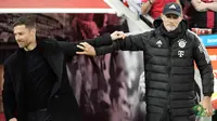 Pelatih Bayer Leverkusen, Xabi Alonso (kiri) berjalan meninggalkan pelatih Bayern Munchen, Thomas Tuchel sebelum laga lanjutan Bundesliga 2023/2024 di BayArena, Leverkusen, Jerman, Minggu (11/02/2024) WIB. (AP Photo/Martin Meissner)