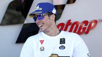 Pembalap Suzuki Ecstar, Joan Mir tersenyum saat merayakan Juara Dunia 2020 usai balapan di MotoGP Valencia di Sirkuit Ricardo Tormo di Valencia, Spanyol, Minggu (15/11/2020). (AP Photo/Alberto Saiz)