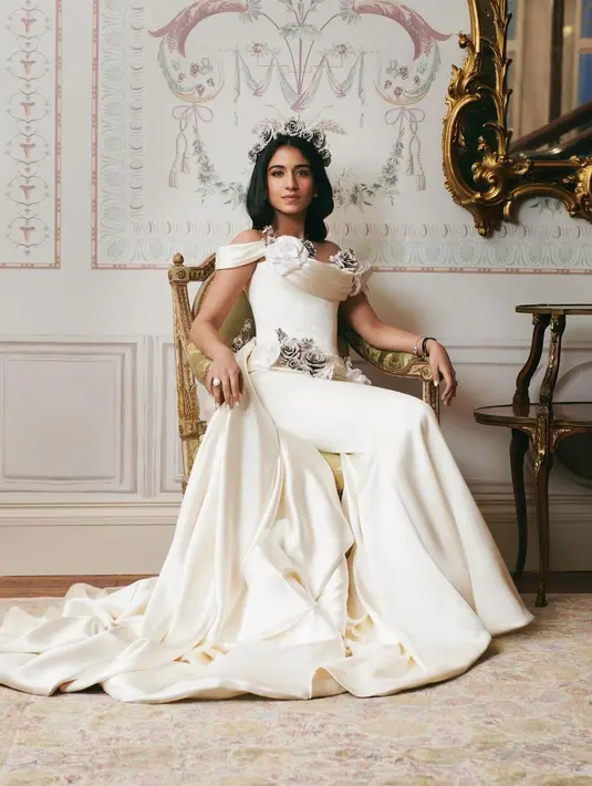 Sempurnakan tampilan, Radhika Merchant kenakan perhiasan berlian sebagai aksesori. Termasuk anting, cincin solitare besar, dan gelang [@rheakapoor]