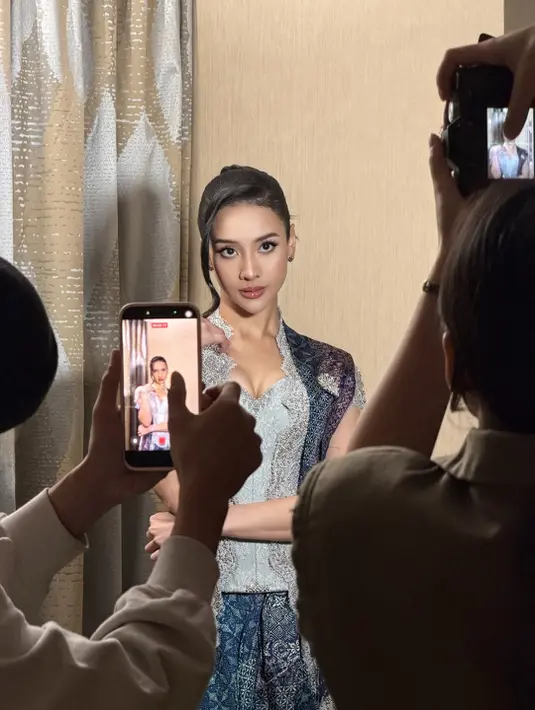 Tak hanya outfit-nya, detail styling Anya juga mencuri perhatian. Rambutnya ditata sleek dengan sanggul modern minimalis, lengkap dengan satu helaian rambut bergelombang di sisi wajah yang memberi sentuhan soft dan effortless. Makeup bernuansa flawless natural dengan complexion glowing mmembuat kecantikannya semakin terpancar. [@anyageraldine].