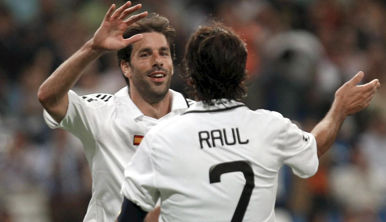 Pemain Real Madrid Ruud van Nistelrooy (kiri) dan Raul Gonzalez (kanan) melakukan perayaan usai mencetak gol saat pertandingan melawan Bate Barisov di Stadium Santiago Bernabeu, Spanyol, Rabu (17/9/2008). (EPA/Zipi)