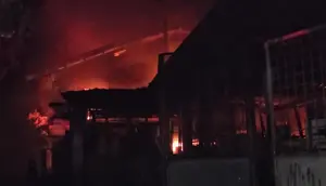Kebakaran Hebat Landa Pabrik Mainan di Medan Johor