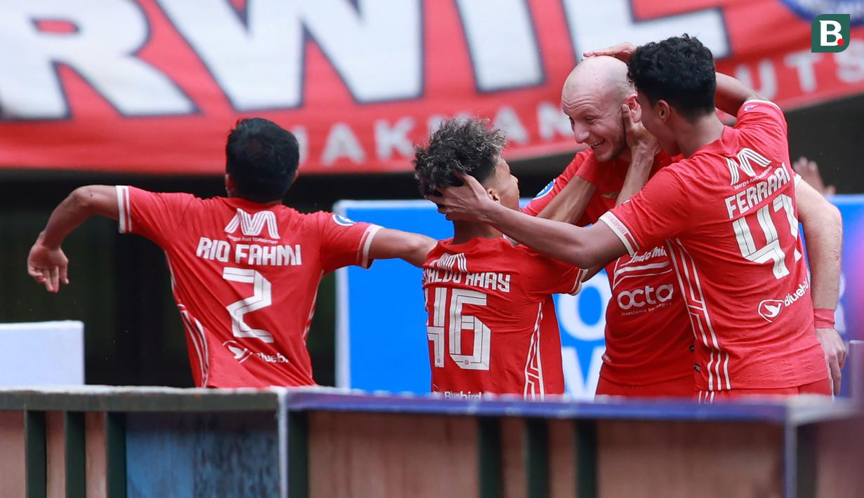 Para pemain Persija Jakarta merayakan gol yang dicetak oleh Michael Krmencik saat melawan Arema FC dalam laga pekan ke-23 BRI Liga 1 2022/2023 di Stadion Patriot Candrabhaga, Bekasi, Minggu (12/2/2023) sore WIB. Persija menang dengan skor 2-0. (Bola.com/M Iqbal Ichsan)