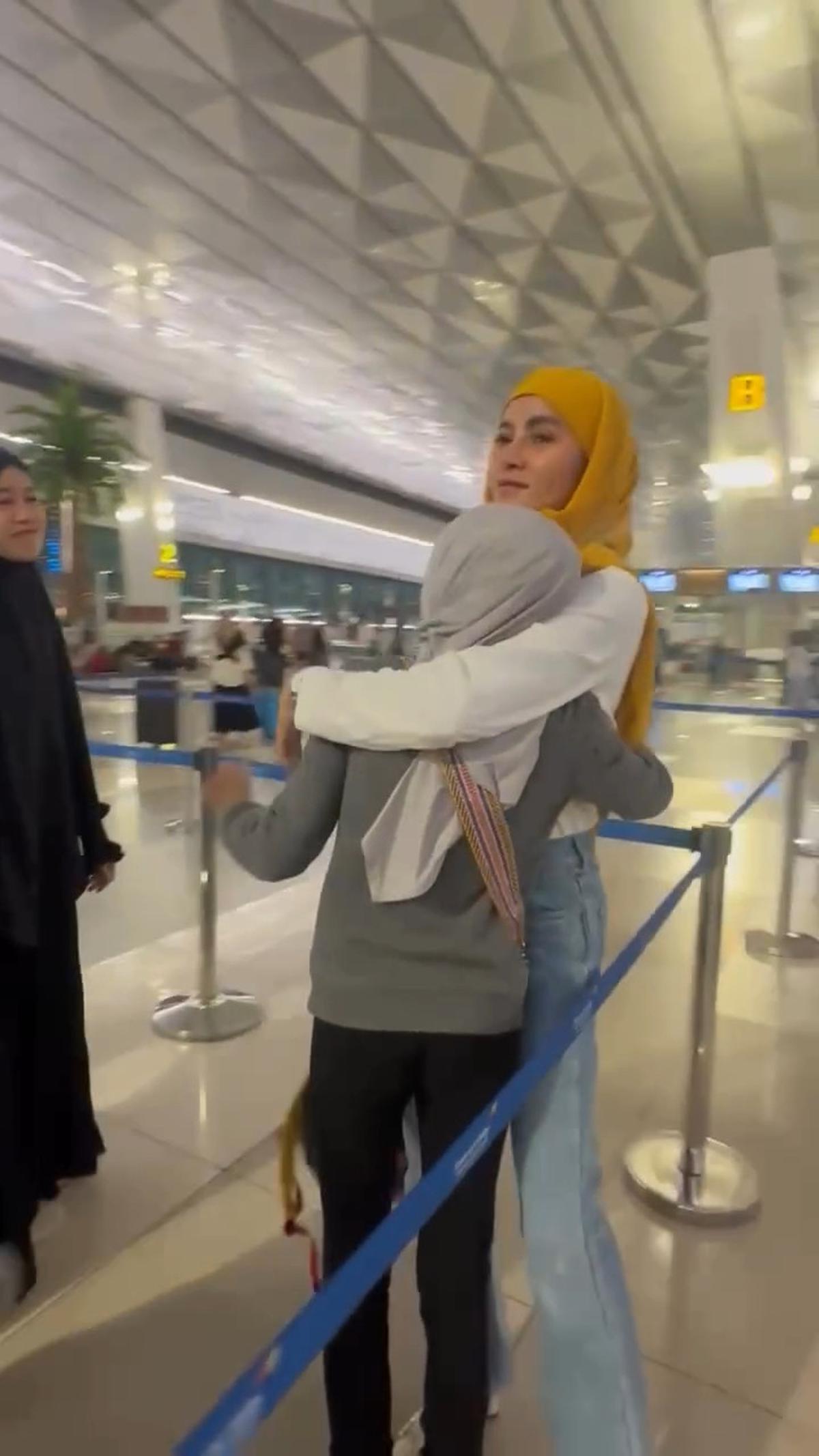 Momen Olla Ramlan dan Aufar Hutapea Antar Anak yang Akan Liburan ke Jepang
