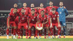 Skuad Timnas Indonesia berfoto jelang laga kontra Saint Kitts and Nevis pada FIFA Series 2026 di Stadion Gelora Bung Karno (SUGBK), Jumat (27/3/2026) malam WIB. (Bola.com/Abdul Aziz)