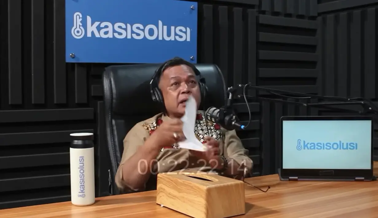 Cerita tersebut diungkapkan anggota grup lawak Bagito itu saat menjadi bintang tamu kanal Youtube Kasisolusi. Dalam video yang berjudul JATUH BANGUN UNANG BAGITO: HARTA GUE HABIS 😭 GUE MERASA ALLAH KASIH KESEMPATAN KEDUA DALAM HIDUP GUE Unang menceritakan perjalanan hidupnya. [Youtube/kasisolusi]