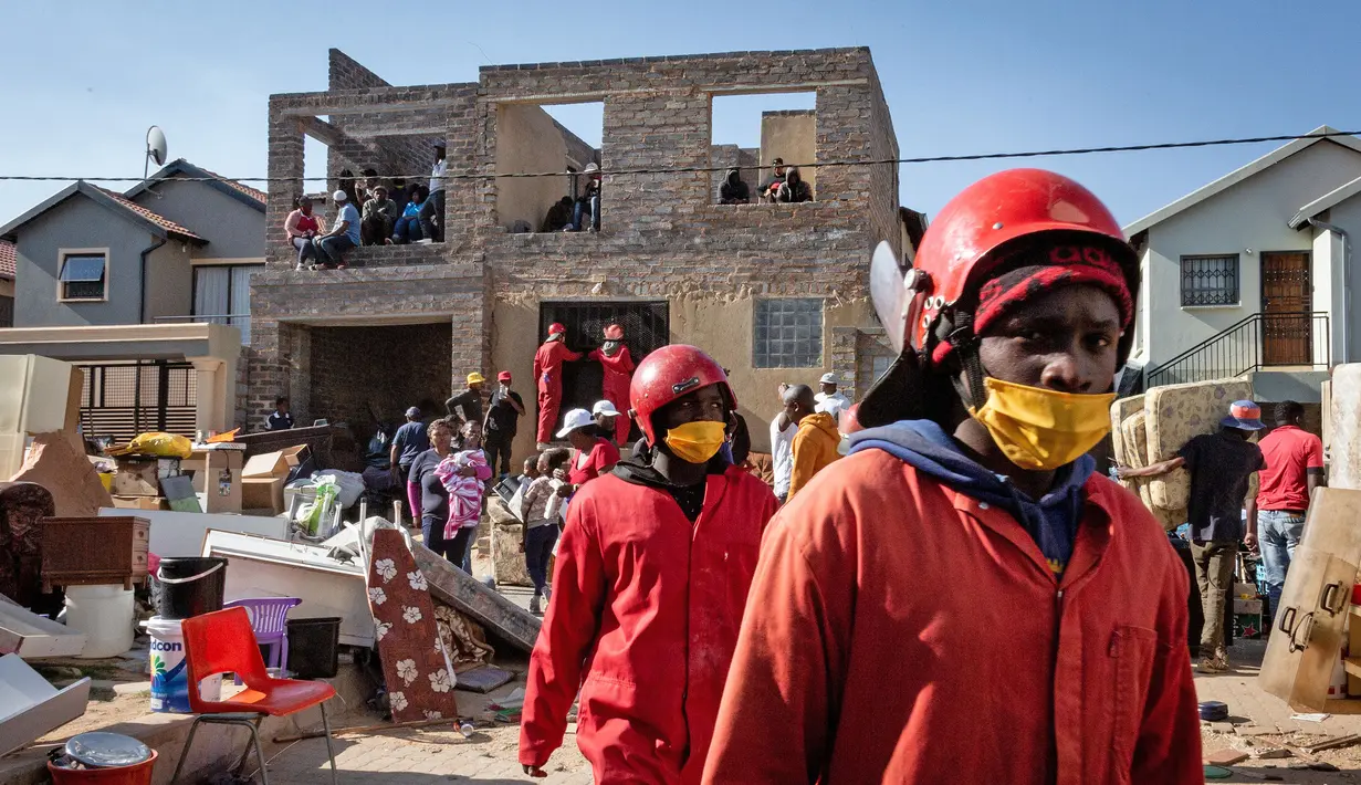 Staf perusahaan jasa pindahan Red Ants terlihat di lokasi kerja, Johannesburg, Afrika Selatan, 25 Agustus 2020. Pesanan bisnis Red Ants kembali pulih setelah Afrika Selatan melonggarkan karantina wilayah (lockdown) COVID-19 dari level tiga ke level dua pada 18 Agustus lalu. (Xinhua/Yeshiel)