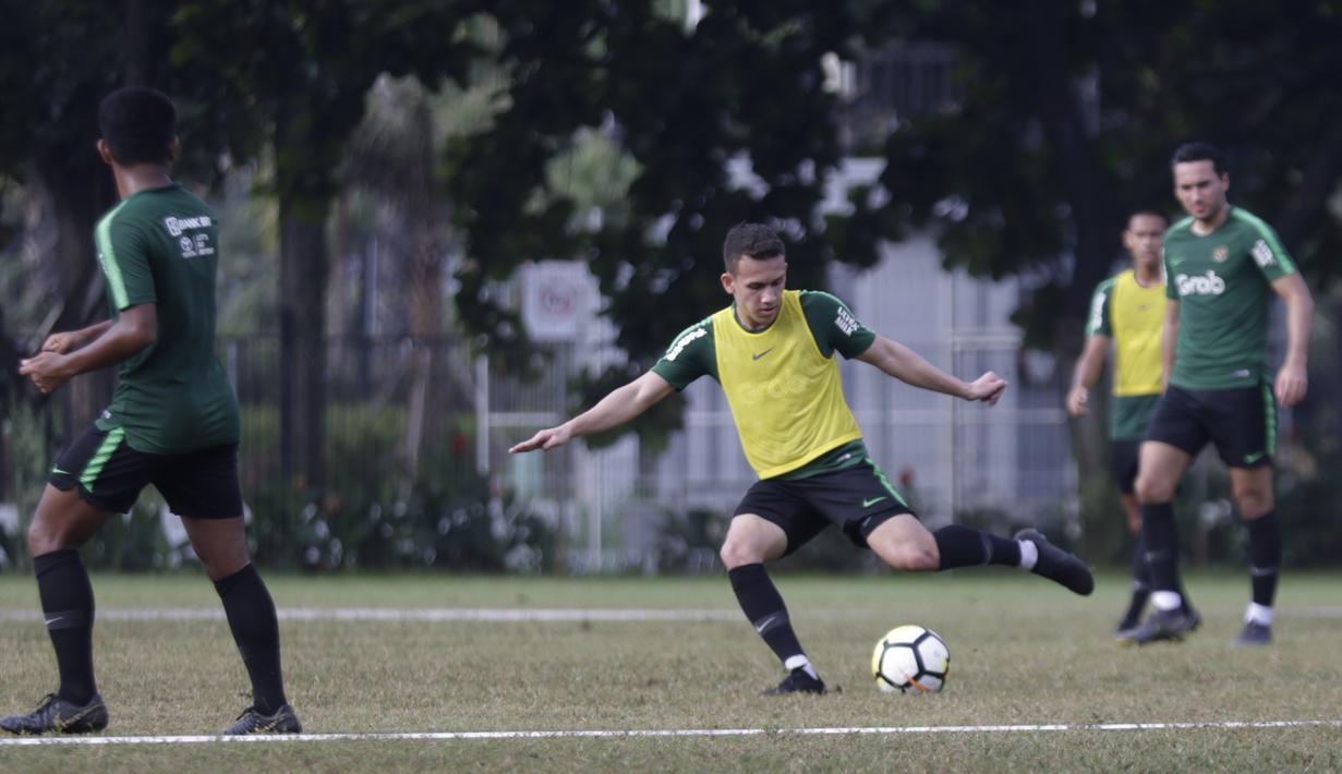 Pemain Timnas Indonesia U-23, Egy Maulana, bersiap mengirim umpan saat latihan di Lapangan ABC, Jakarta, Kamis (14/3). Latihan ini merupakan persiapan jelang Kualifikasi Piala AFC U-23. (Bola.com/Vitalis Yogi Trisna)