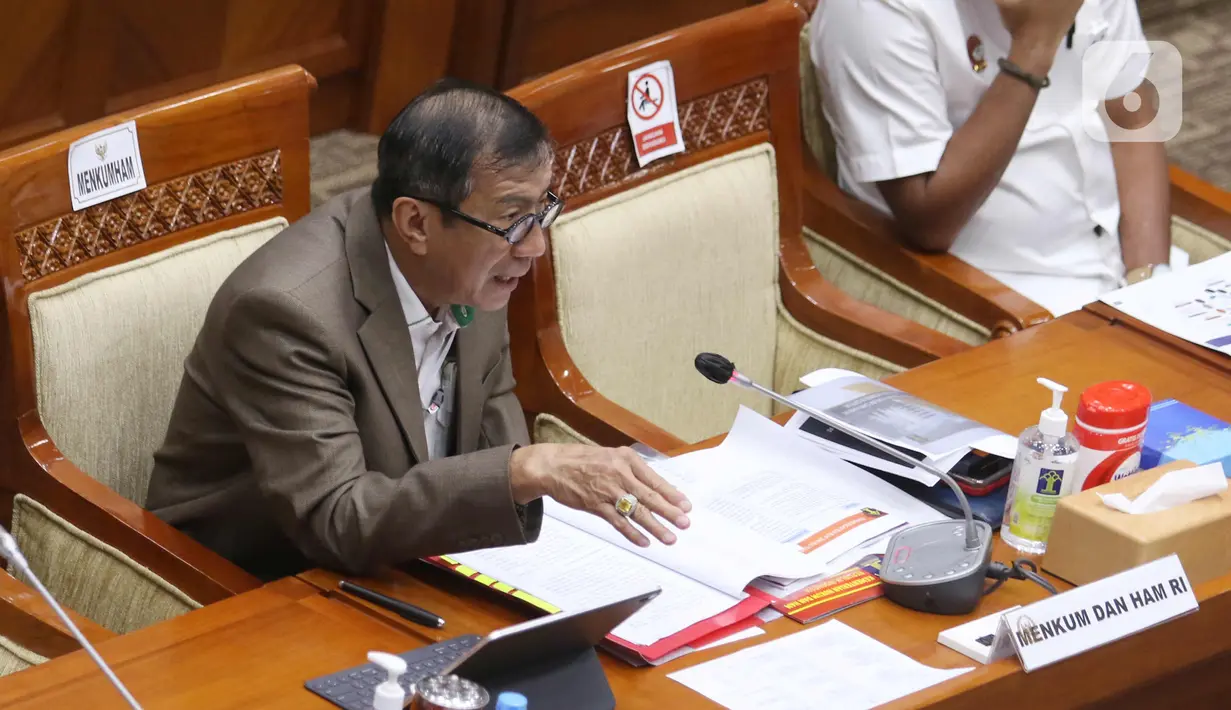 Menkumham Yasonna Laoly saat rapat dengan Komisi III DPR RI di Senayan, Jakarta, Rabu (17/3/2021). Yasonna memaparkan sejumlah masalah dwi kewarganegaraan Riwu Kore yang menikah dengan warga negara Amerika Serikat dan memiliki anak yang juga tentara di negeri Paman Sam. (Liputan6.com/Angga Yuniar)